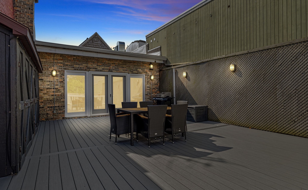 Ending the day with some al fresco dining under the stars!