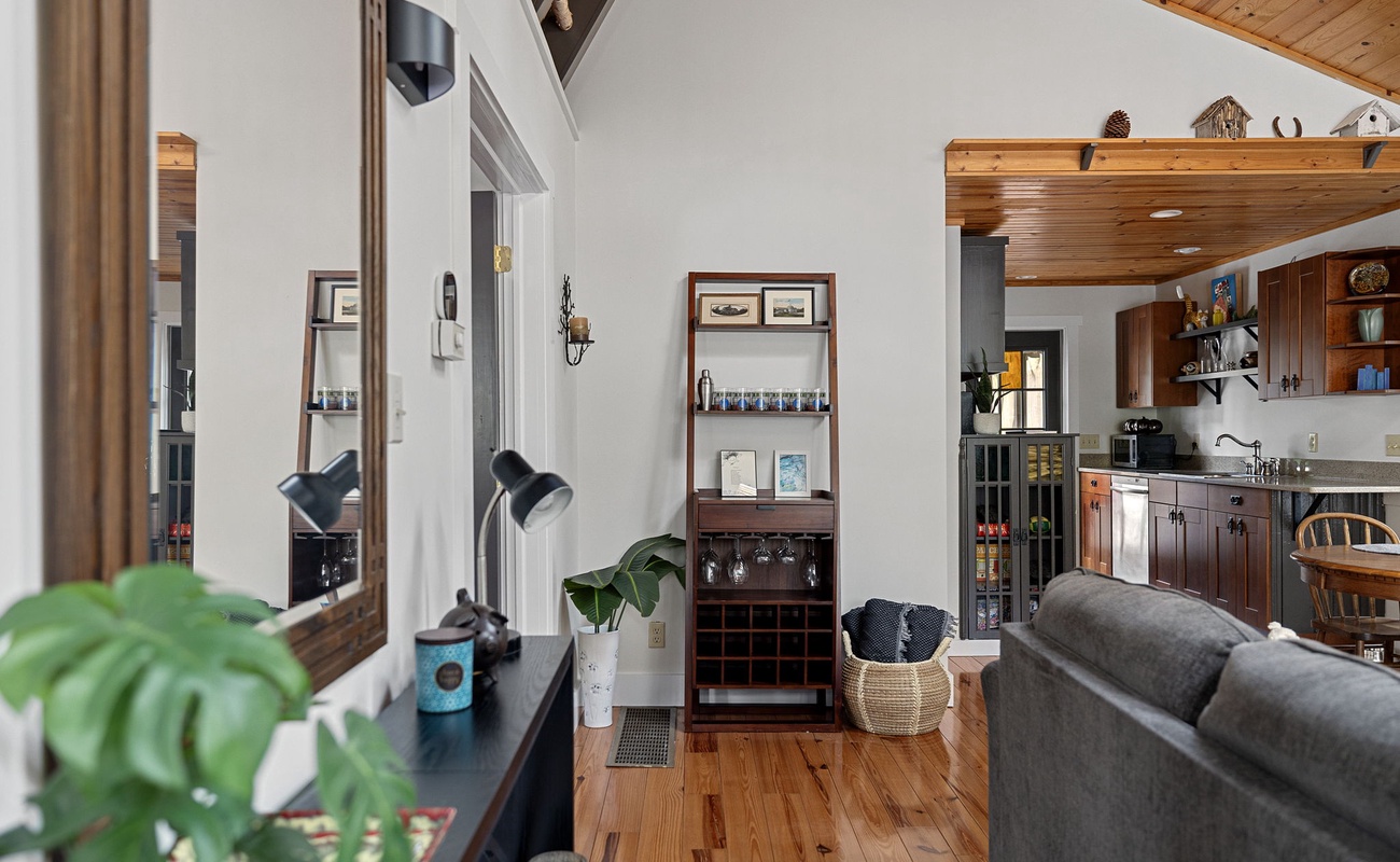 Our award-winning designer adds a magic touch to the cottage's appealing decor.