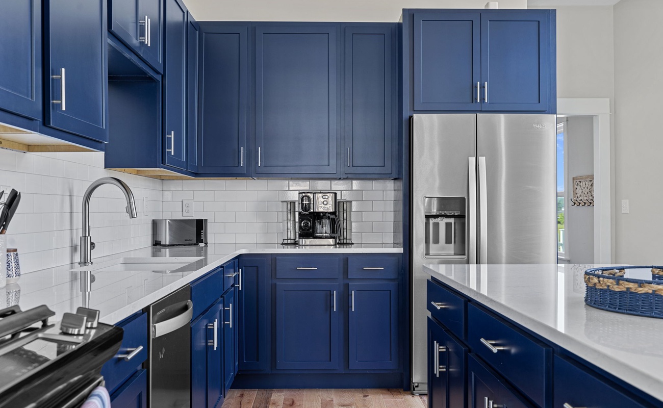 A tasty-making kitchen that comes with all the essentials and then some. Uh-huh.