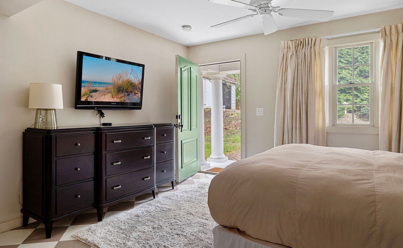 Having easy access to a fantastic yard? Got it. Watch a movie in bed? Yepper