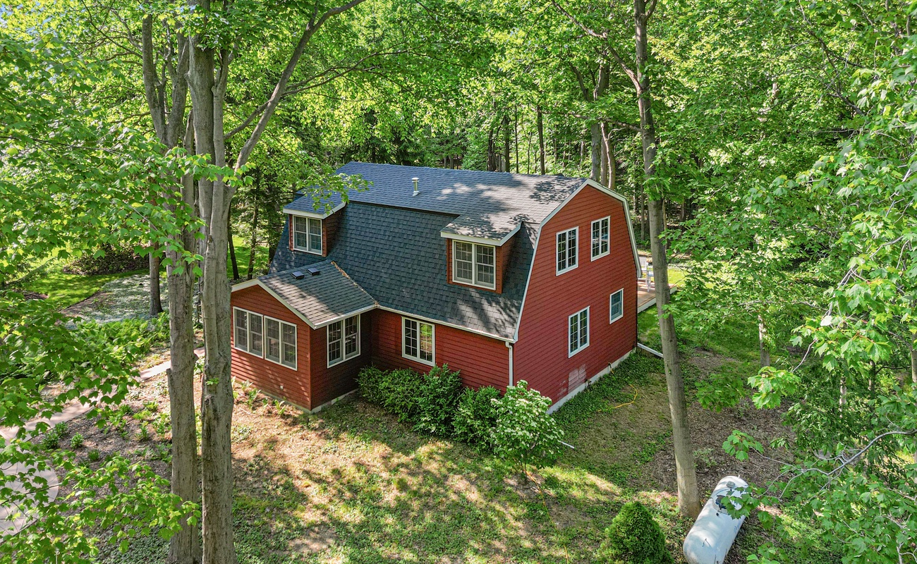 Wake up to the beauty of nature in this enchanting hideaway—perfect for a peaceful retreat!