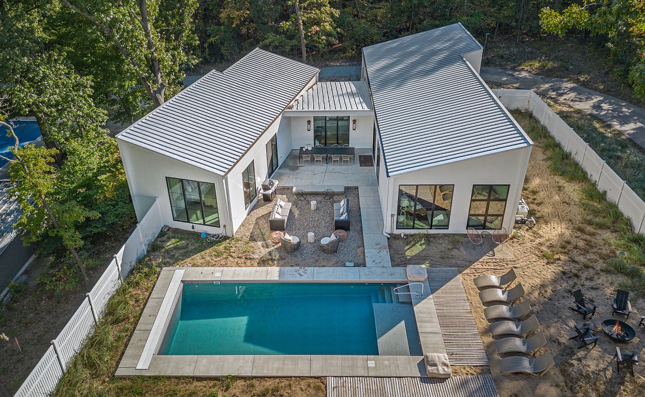 S’mores by the fire, swim laps by day. This backyard does it all!