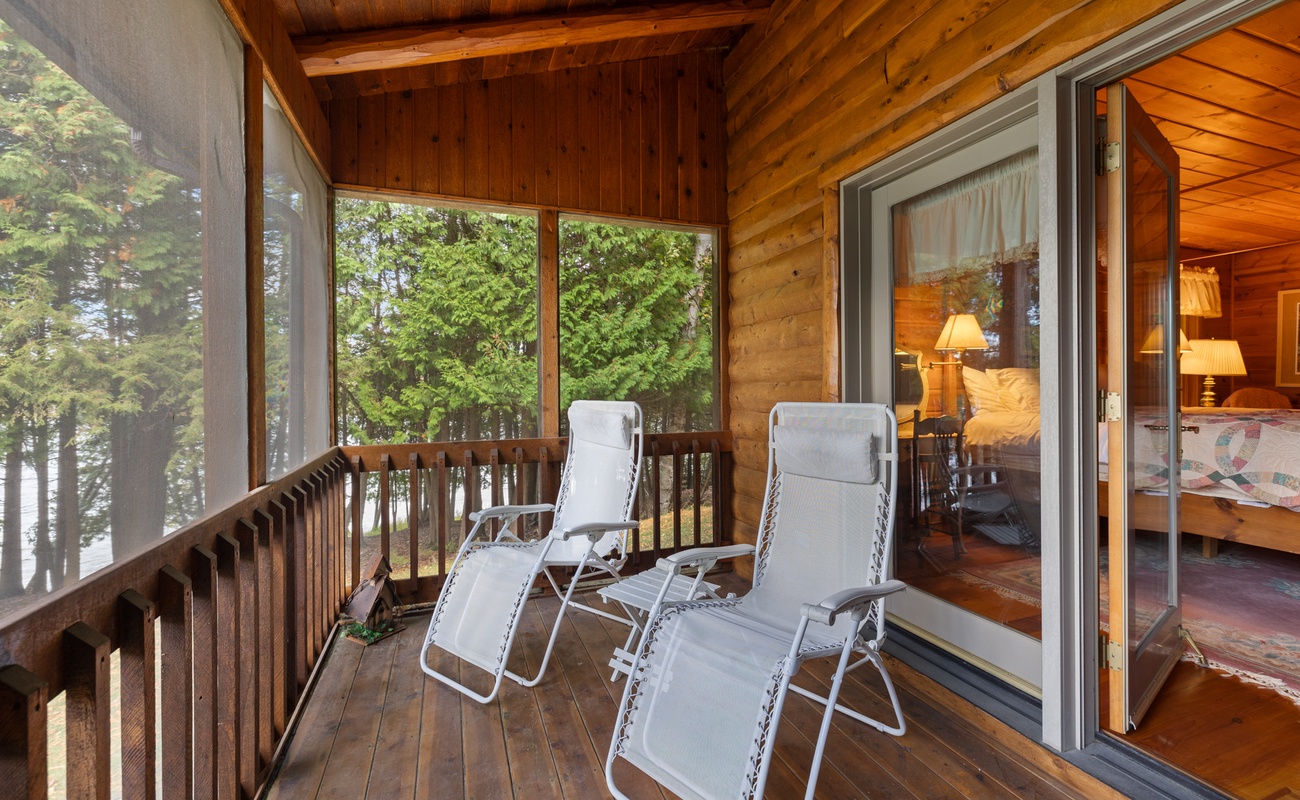 Relax on the main bedroom's porch, just the 2 of you.