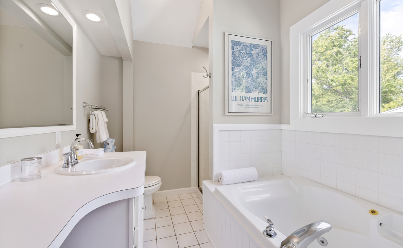 The soft grey tones, the classic tile, and that oversized mirror all work together to make the space feel airy and clean. Plus, the William Morris print adds a refined, artistic touch. Perfect combo of vintage and fresh.