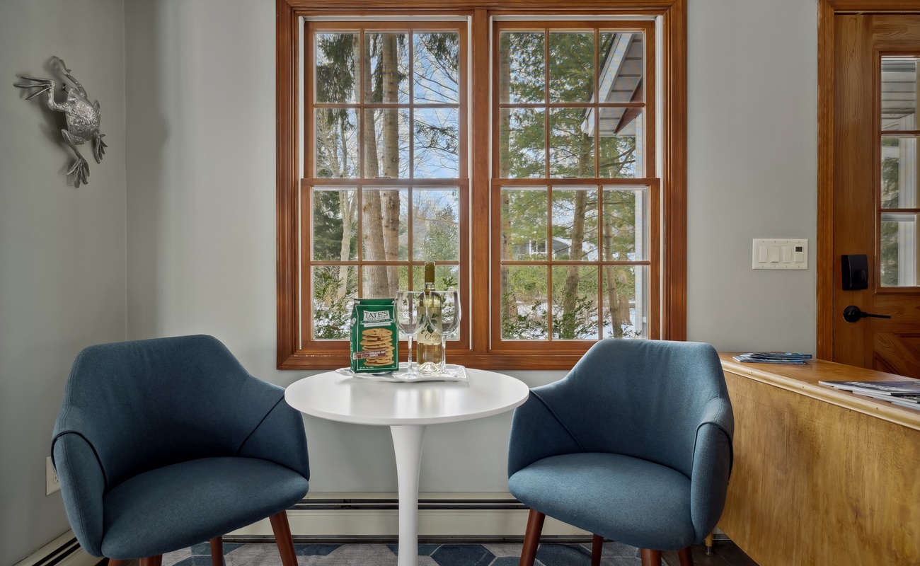 Wine, cookies, and a suspiciously cool wall frog keeping watch—this is peak relaxation.