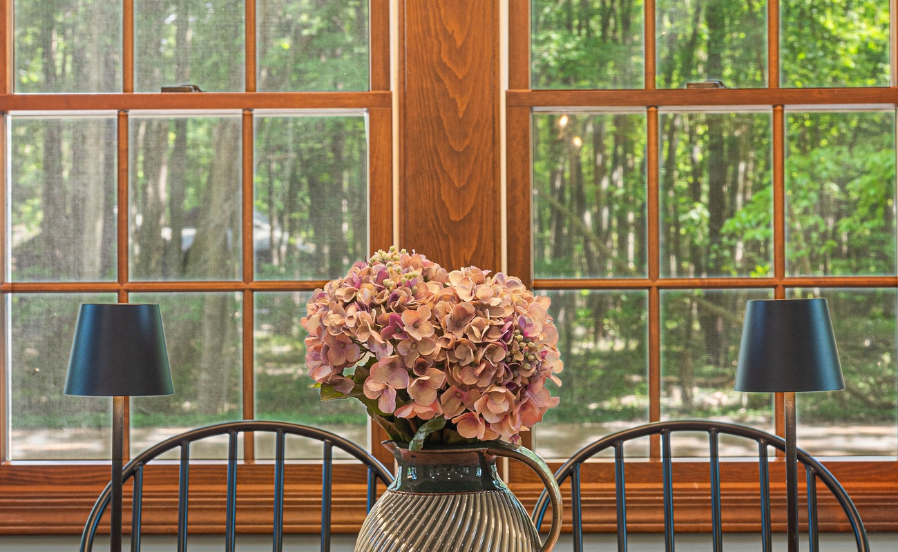 Table for six, centerpiece for the drama, and windows for that perfect golden-hour glow.
