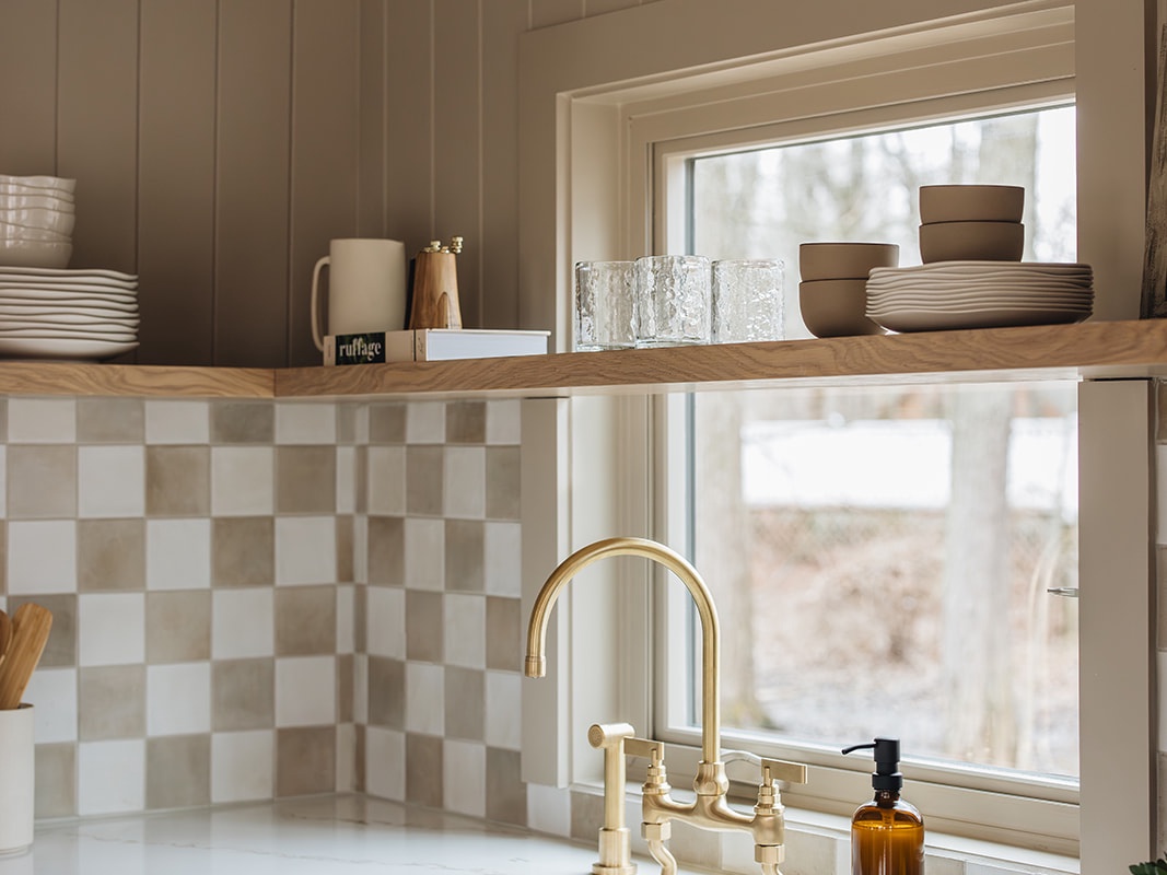 When a kitchen sink looks this sweet - and has a view - doing dishes ain't bad.