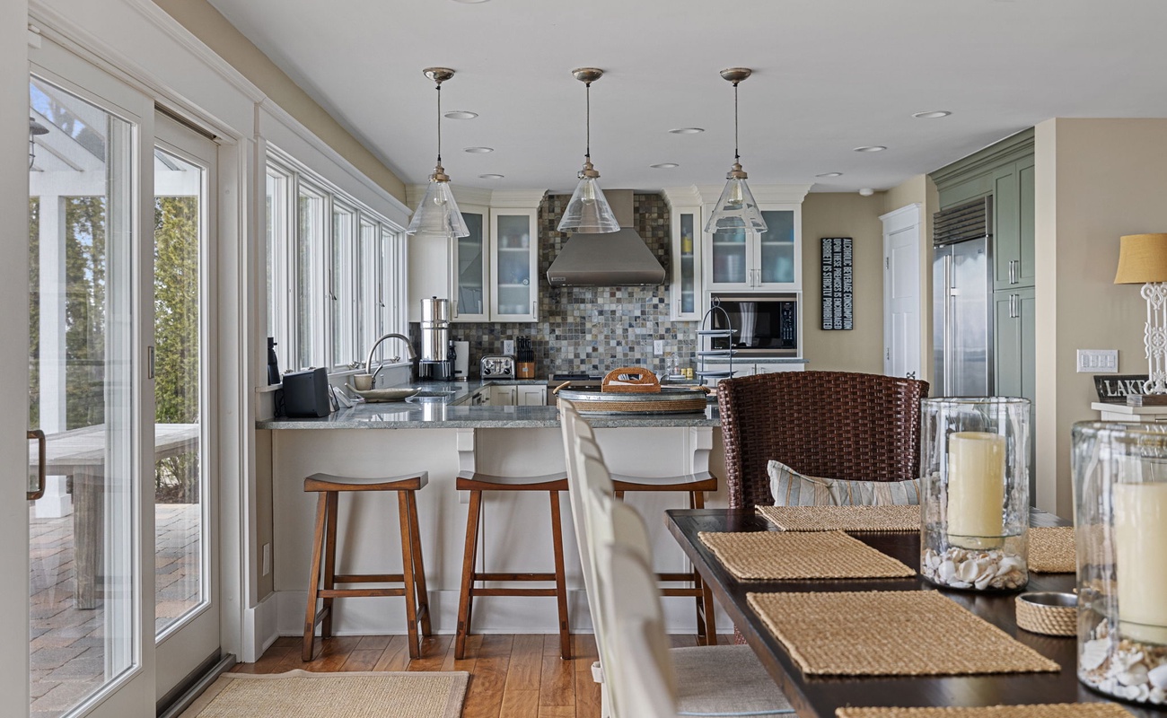 All sorts of indoor eating options here - but you can also eat outside too.