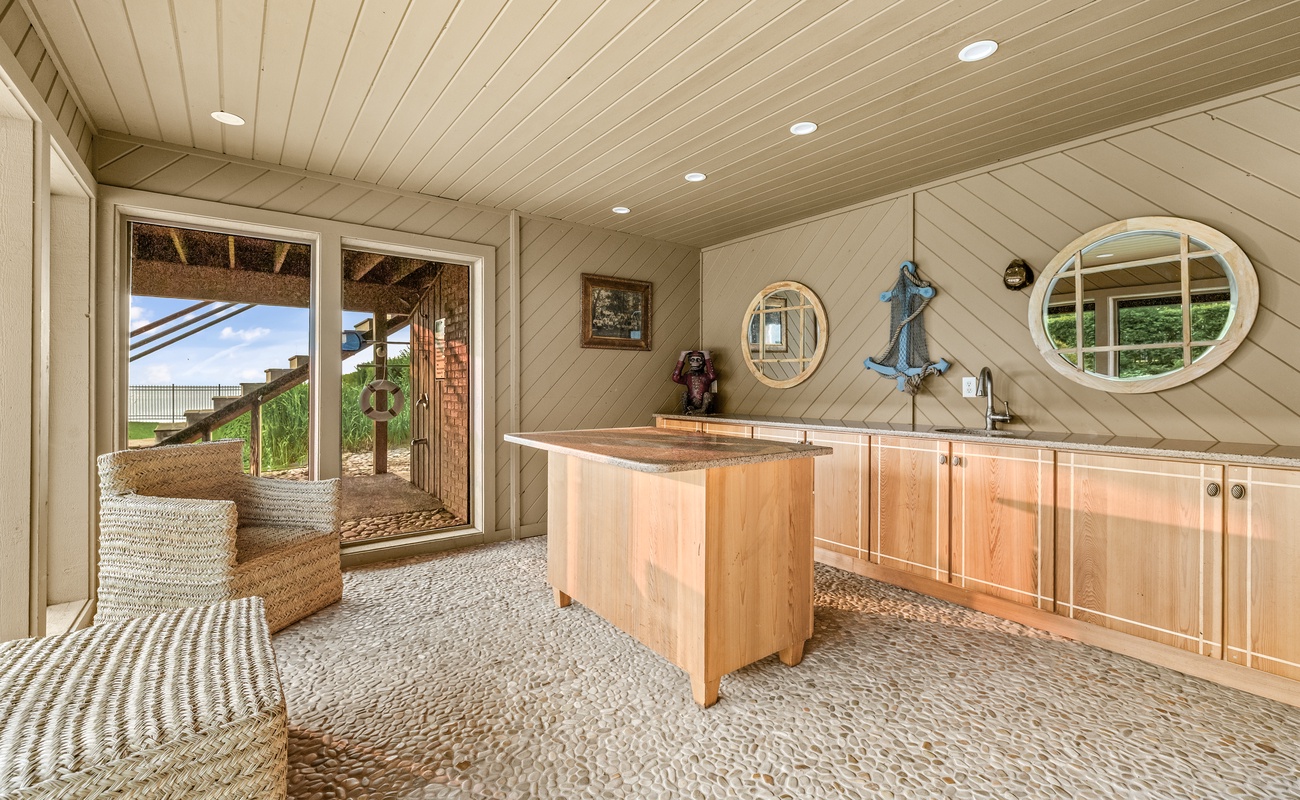 Coastal charm meets cool comfort in this sunny poolside lounge.