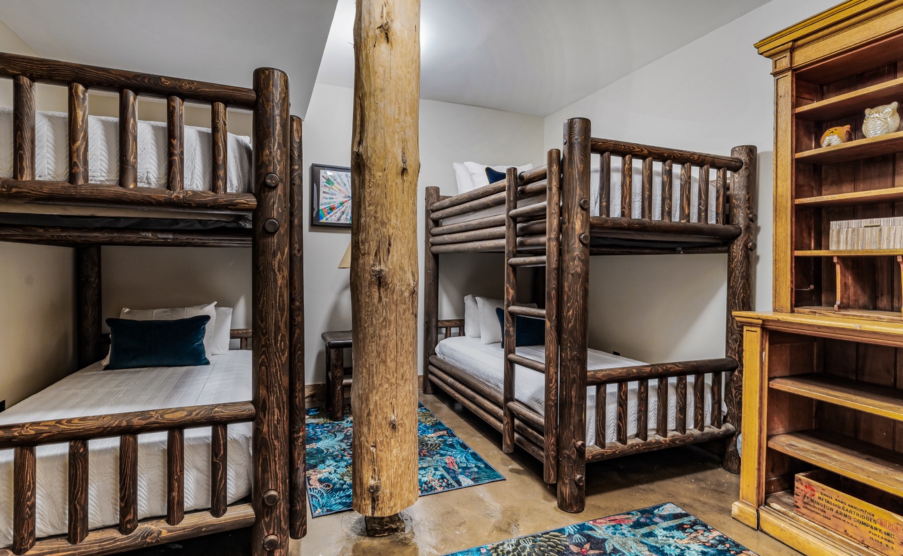 Additional sleeping area on the lower level & has 2 twin bunkbeds.