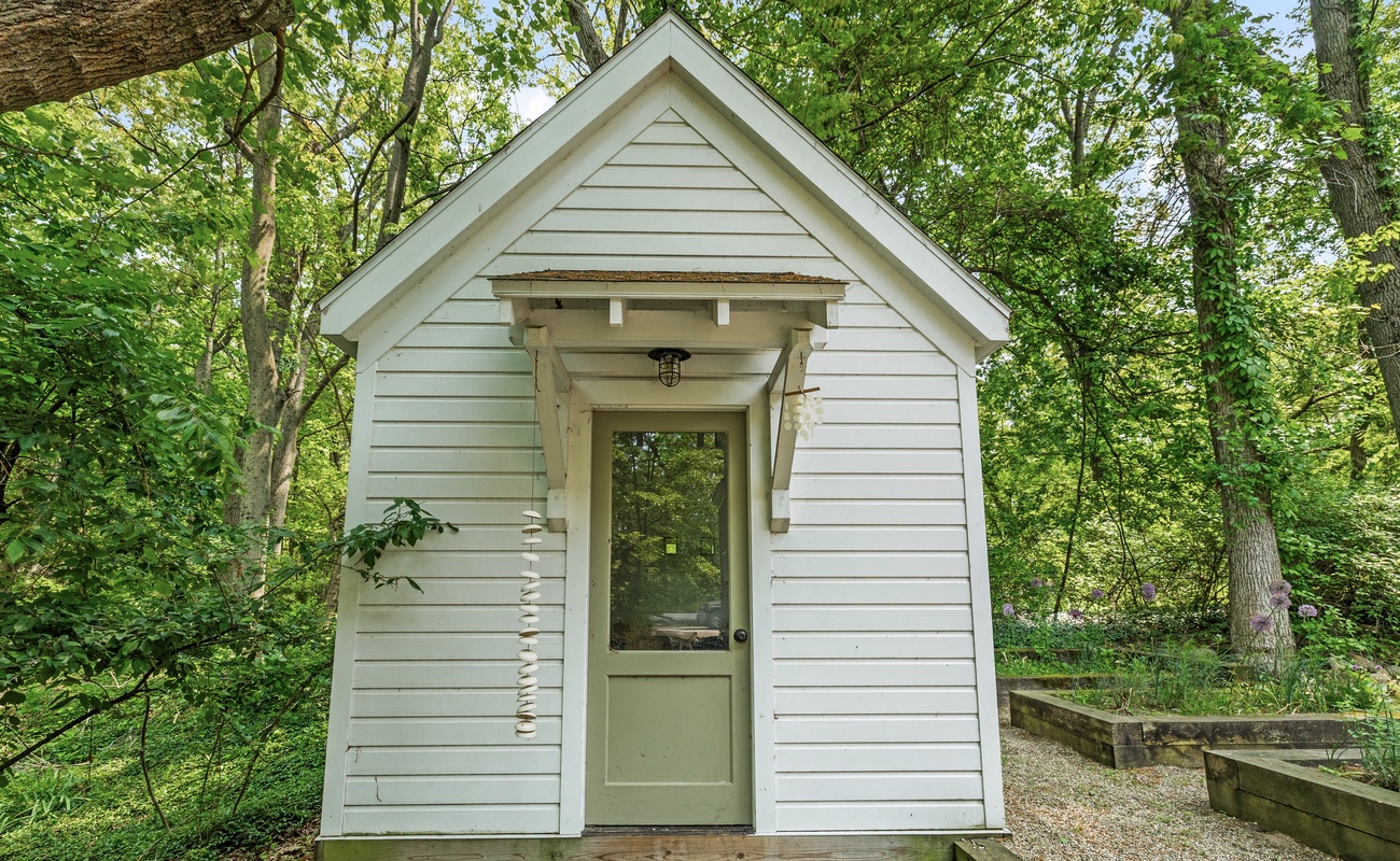 A charming hideaway for green thumbs