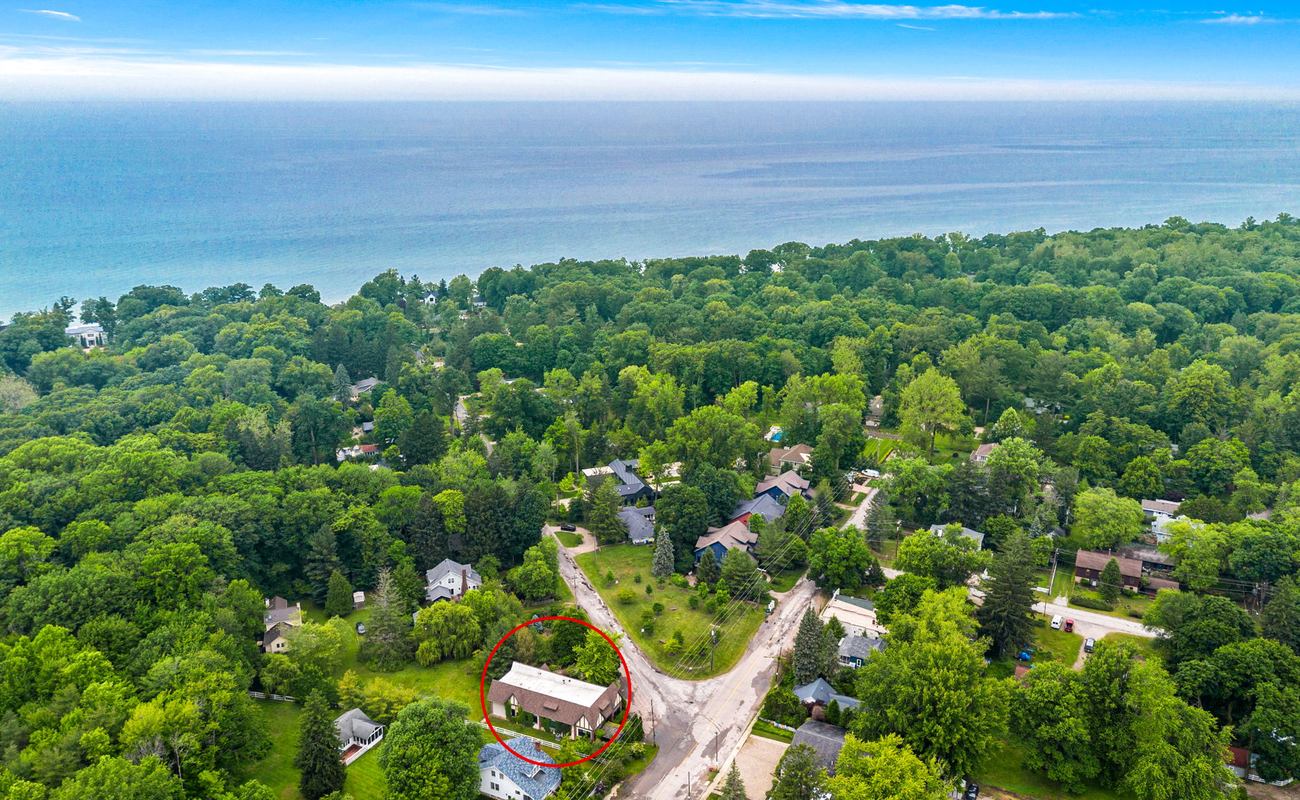 Walking distance to Pier Street Beach.