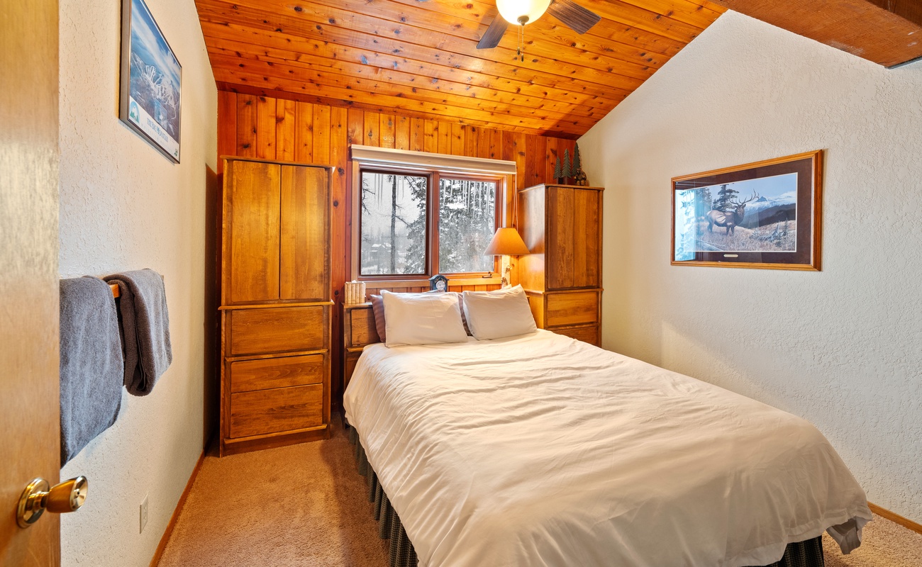 Bedroom 2 has queen-size bed.