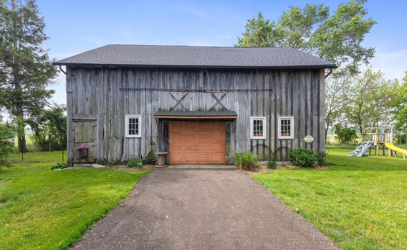An iconic backdrop for strolls, stories, and snapshots.