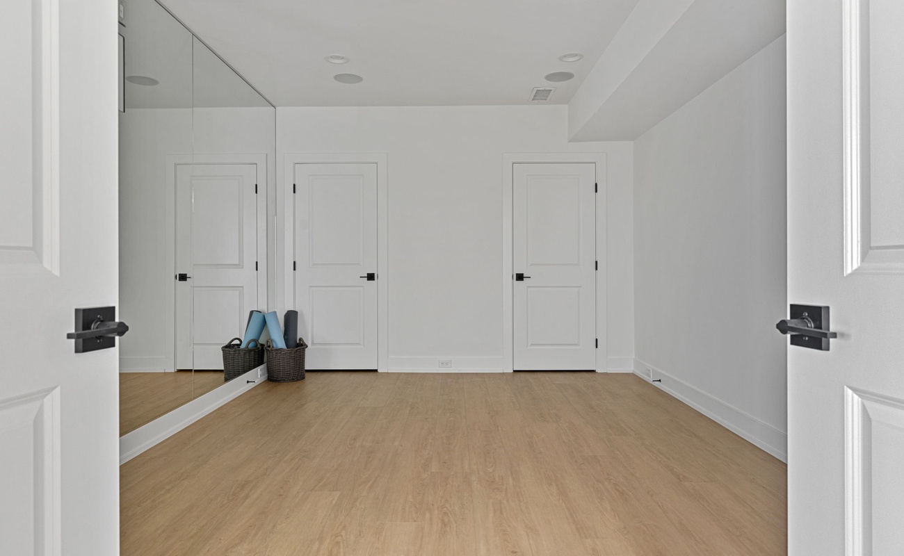 Open the doors to a world of tranquility, where the white room and its wooden floors invite you to find your inner peace.