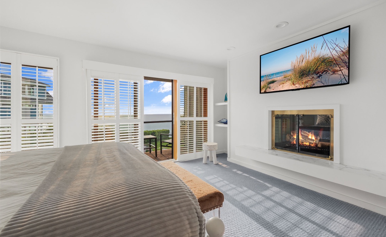 This bedroom feels like it is made for those who know what R-and-R is all about.