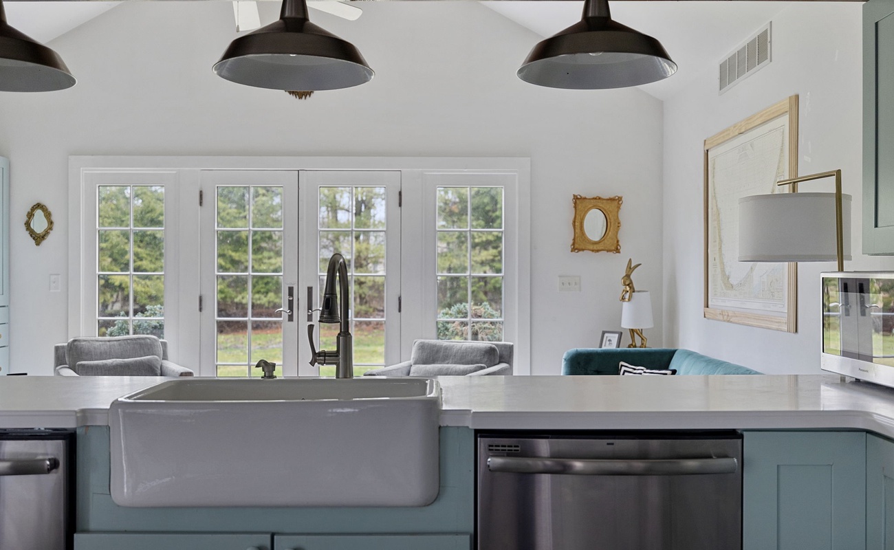 A fully-equipped Chef's Kitchen with all high-end appliances? Check and check.