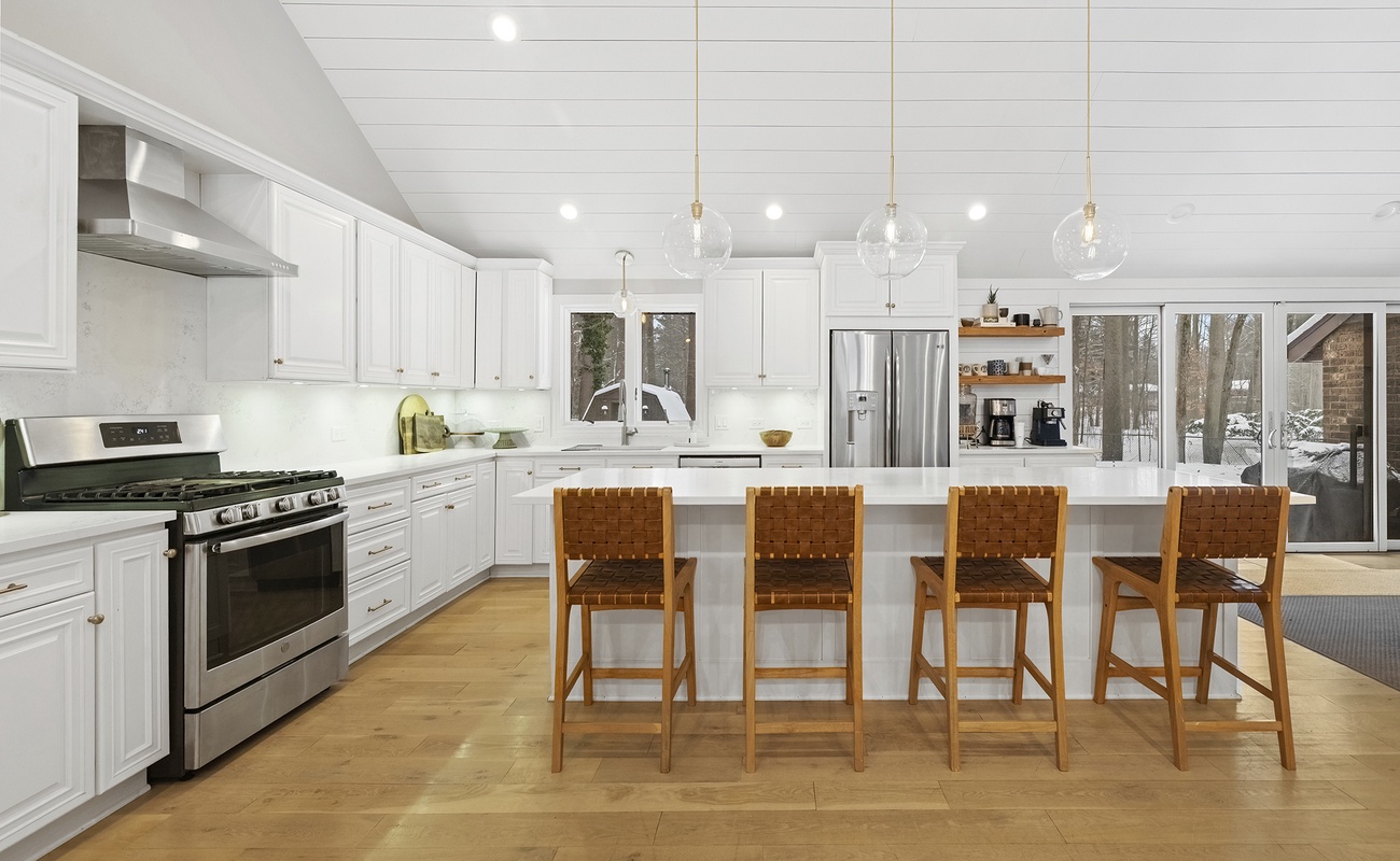 Our welcoming kitchen keeps everyone within arm’s reach.