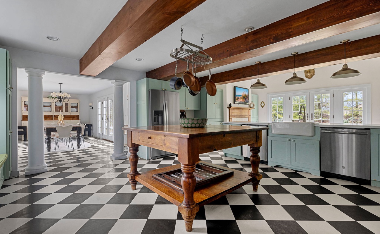 Making delicious vacay meals comes easy in this deluxe, top-of-the line kitchen.