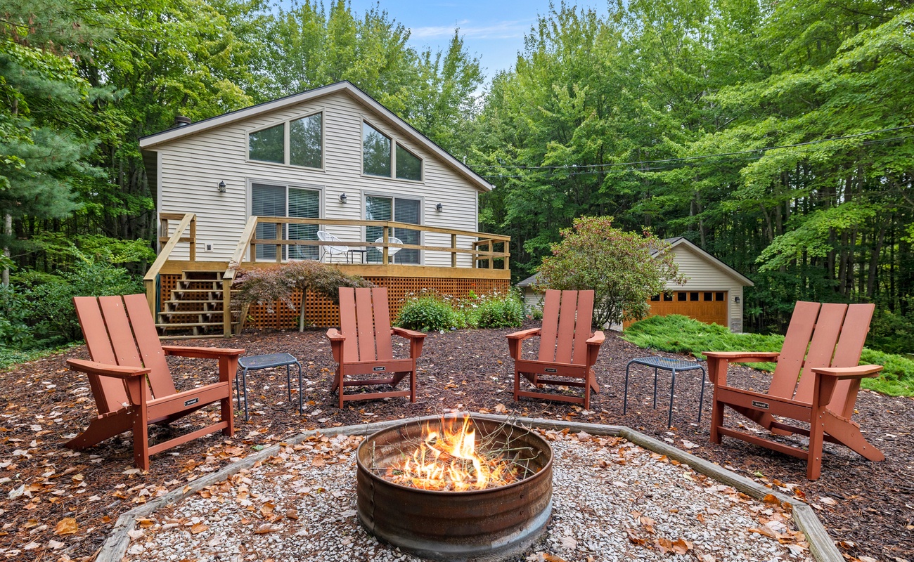 The Coyote sits on a secluded, tree-filled lot.