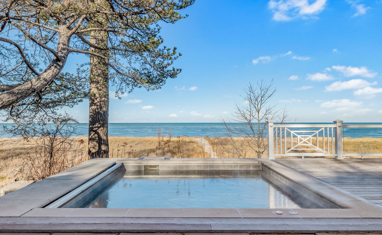 Ocean views + warm water = instant serenity.