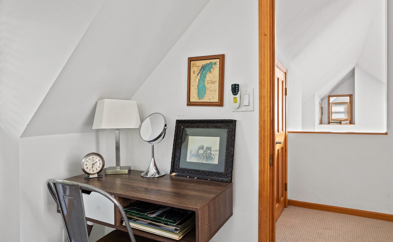 This sweet workspace helps you keep up with the office or studies.