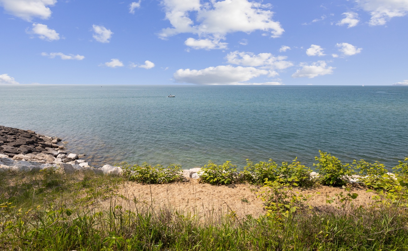 Lake MI Getaway does not have a private beach - access is 2 blocks away.