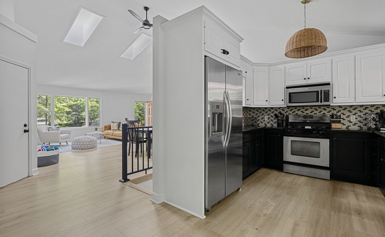 Someone in the Hearth Room hungry or thirsty? No problemo! Voilà – the kitchen.