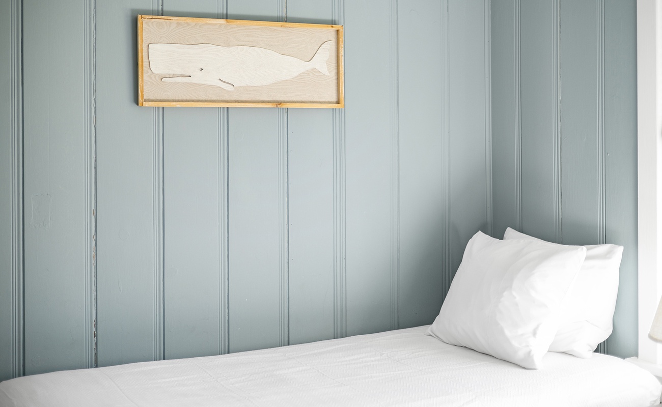 Quiet corners and seaside colors for a deep vacation sleep.