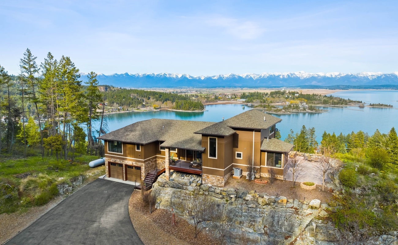 From sunrise reflections on the lake to sunset hues over the mountains—this home offers front-row seats to nature’s grandest show.