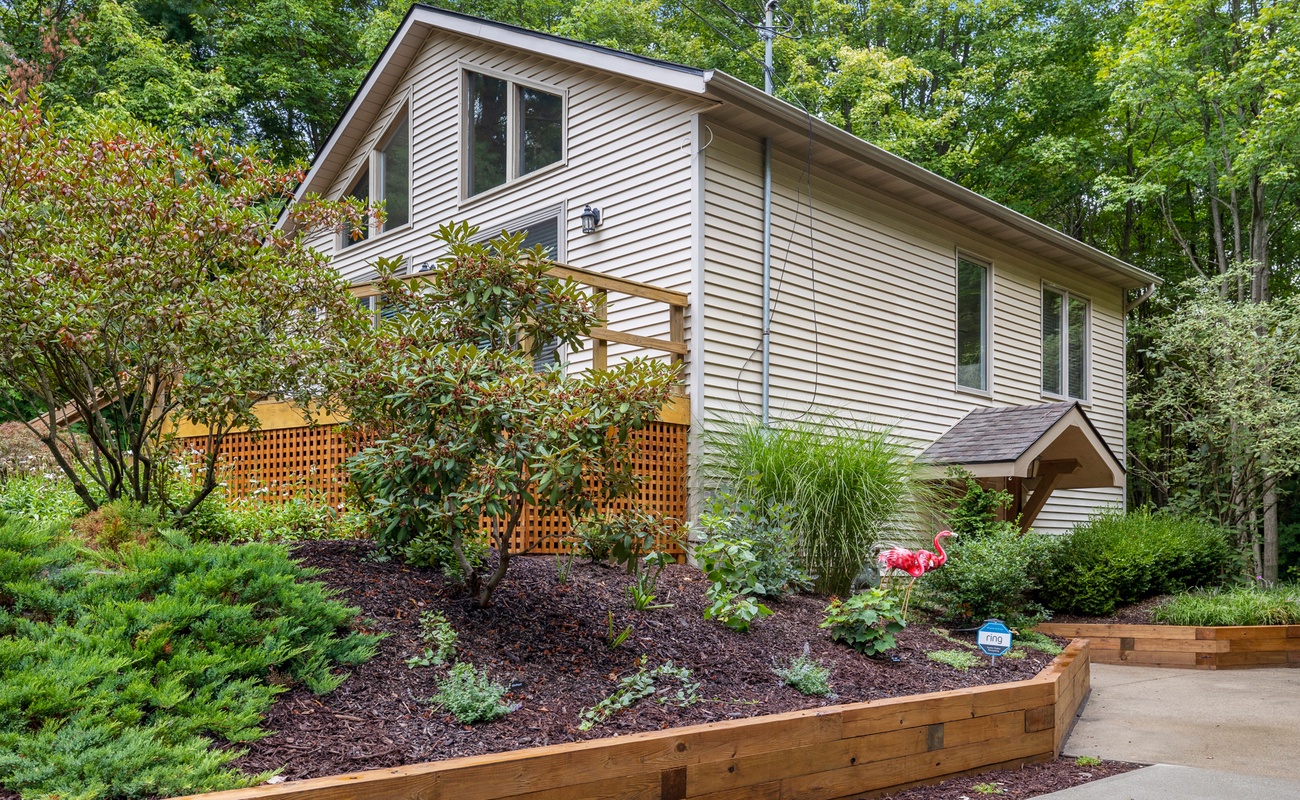 The Coyote is just minutes from downtown Saugatuck and Douglas.