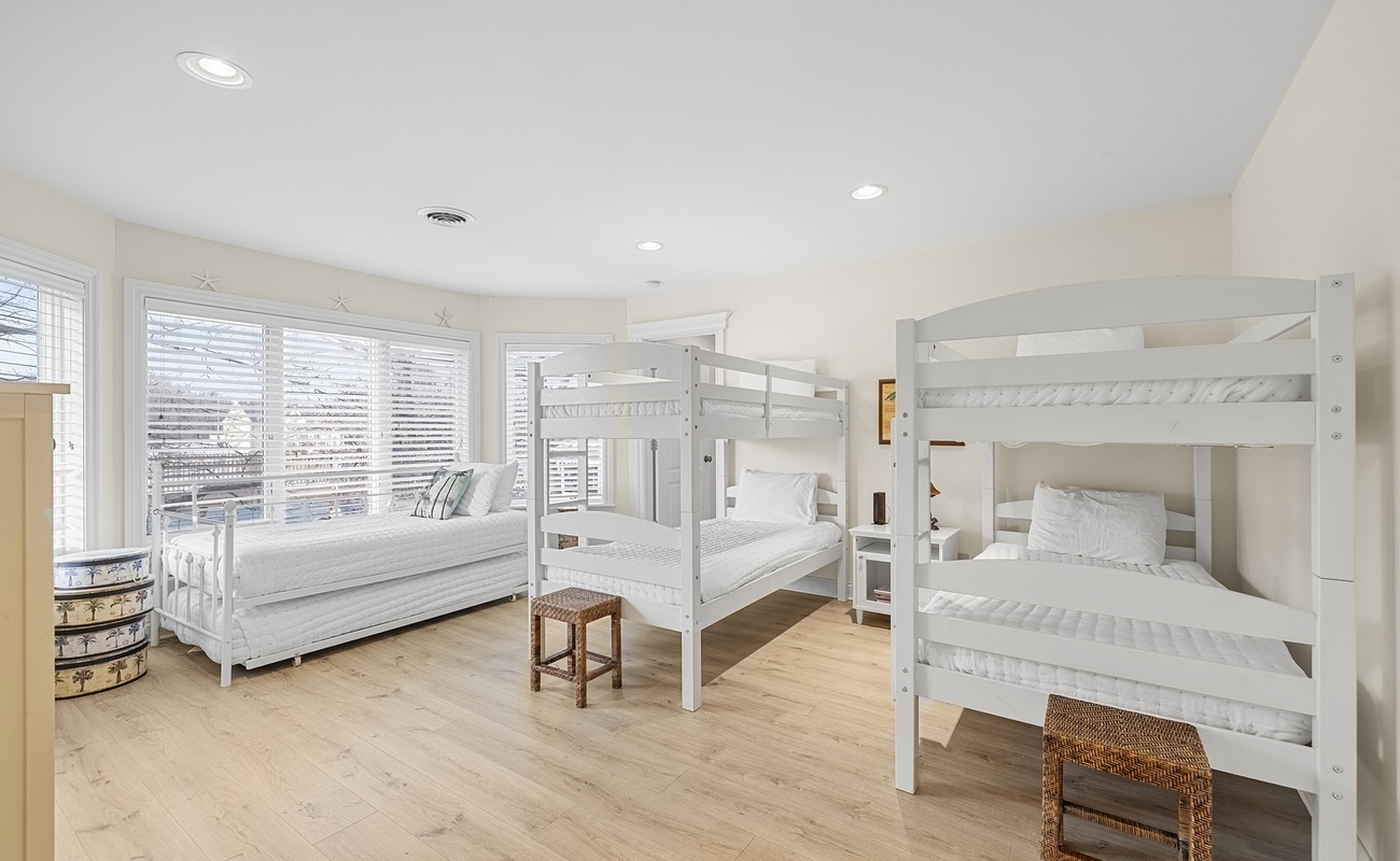 Additional sleeping area on the upper level with 2 single beds and 2 single bunkbeds.