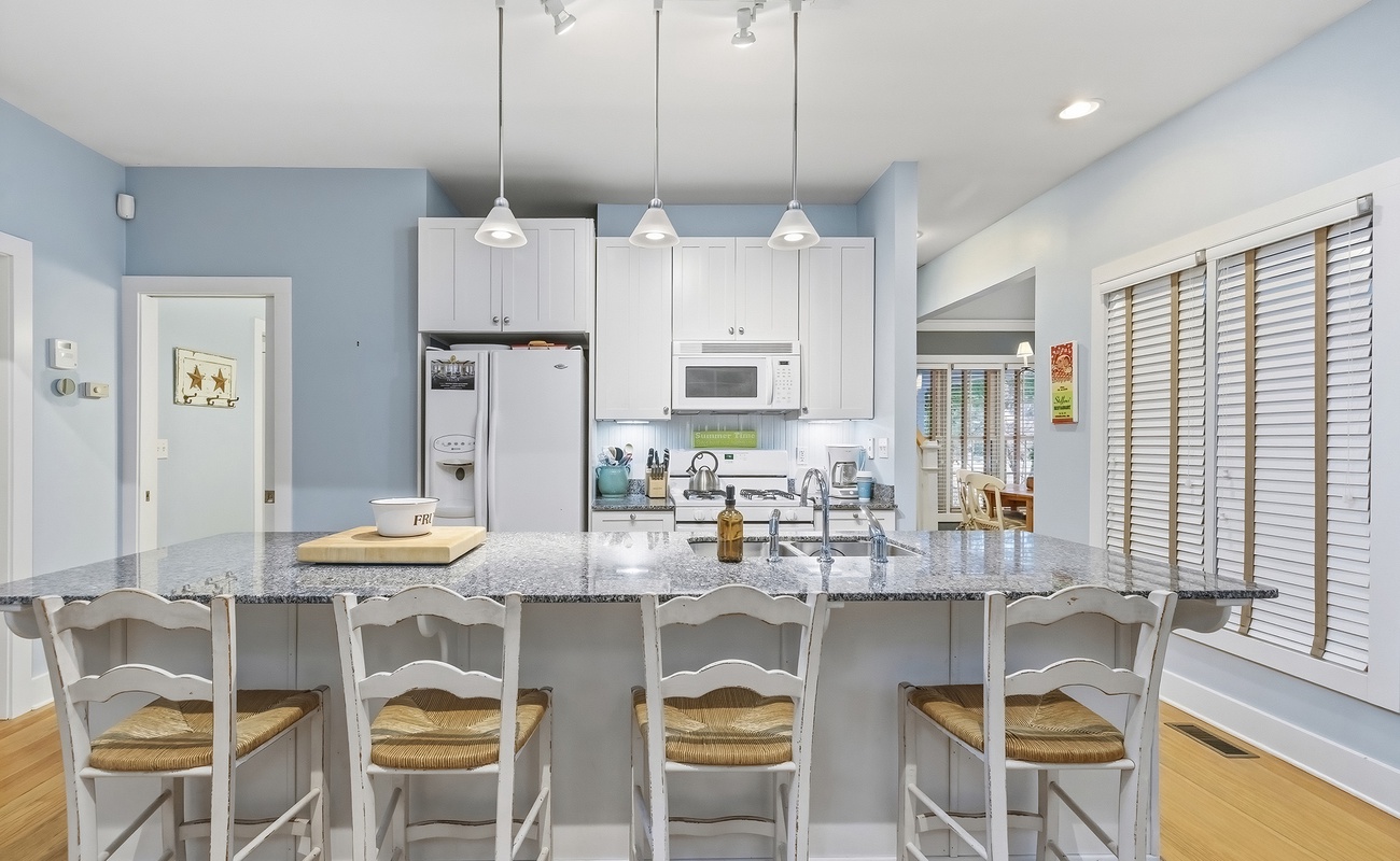 Pull up a stool for breakfast chats and easy morning plans.