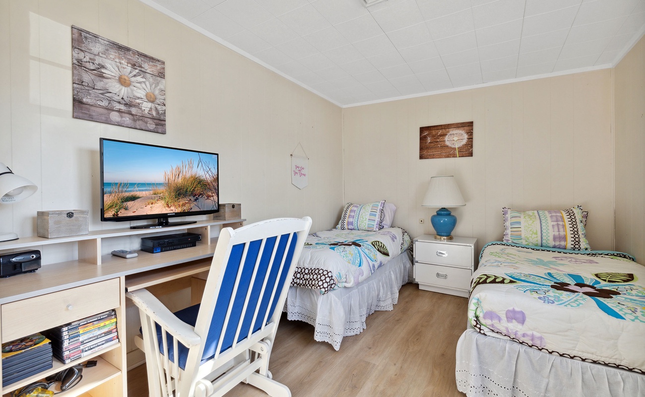 Bedroom 3 has 2 twin-size beds.