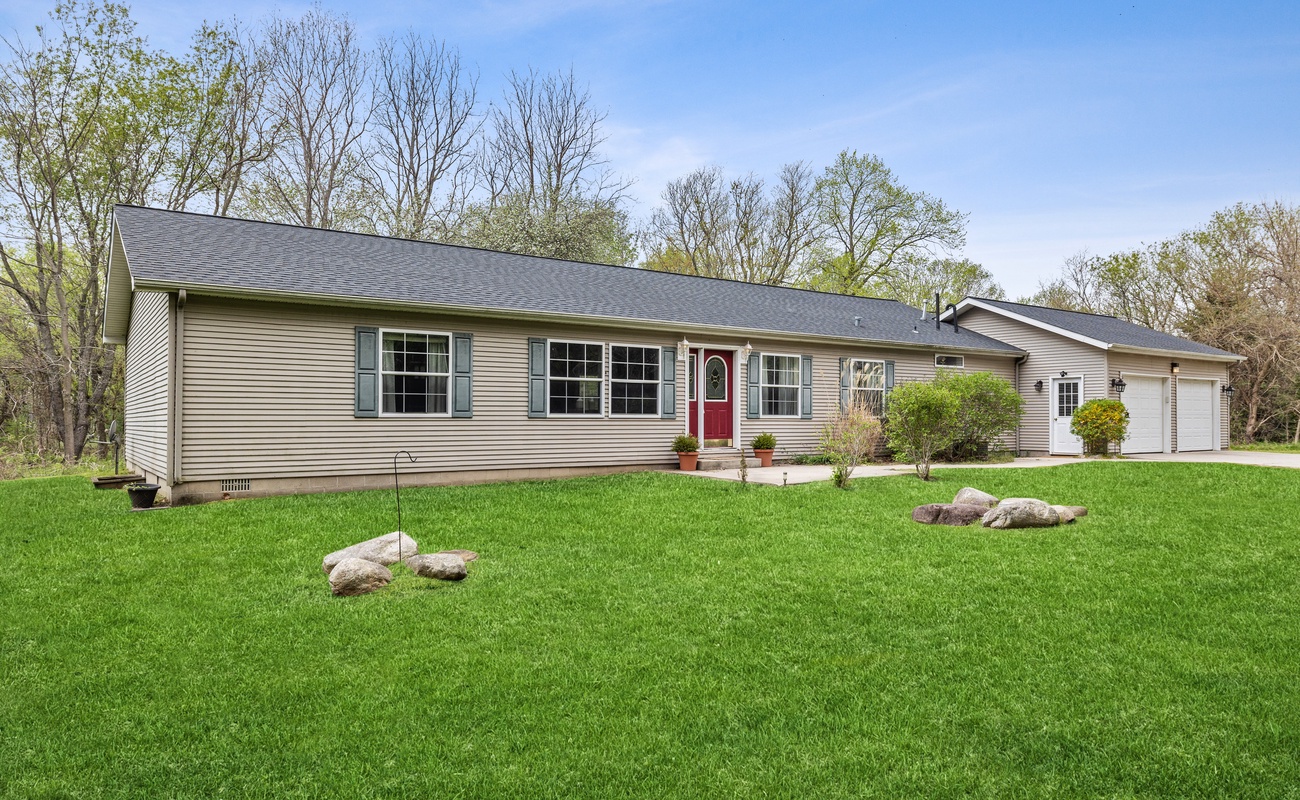 Your dream vacation in Douglas, Michigan awaits you at The Birdcage!