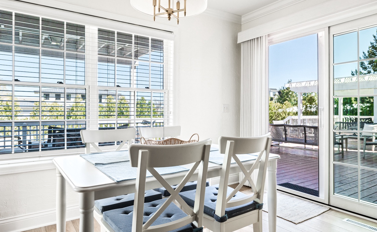 Whether it’s pancakes or postcards, this table’s got the perfect glow.