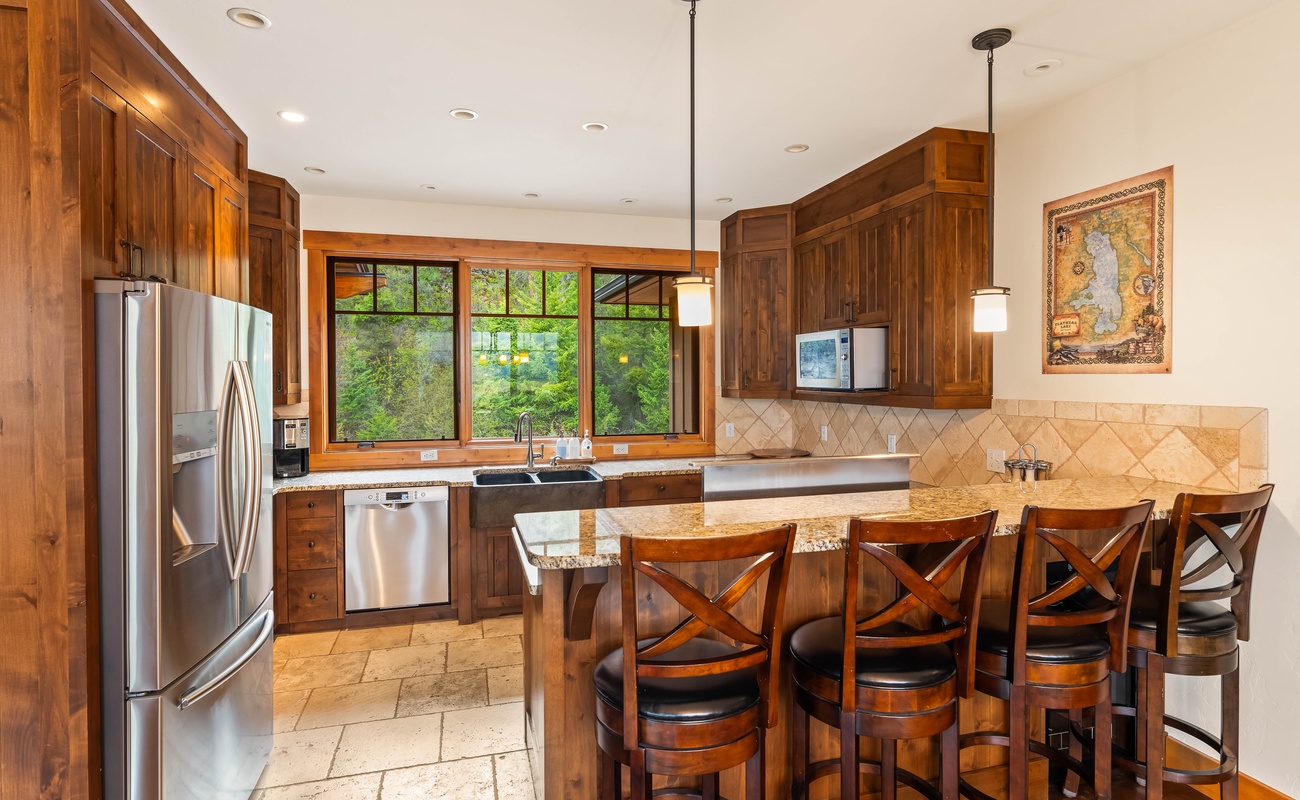 Cook, sip, repeat – this countertop is made for conversations as warm as the oven glow.