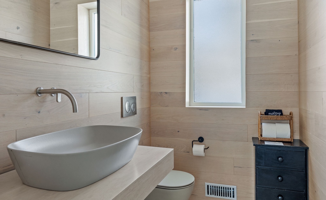 Light, airy, and oh-so-inviting. Washing your hands has never looked so chic!