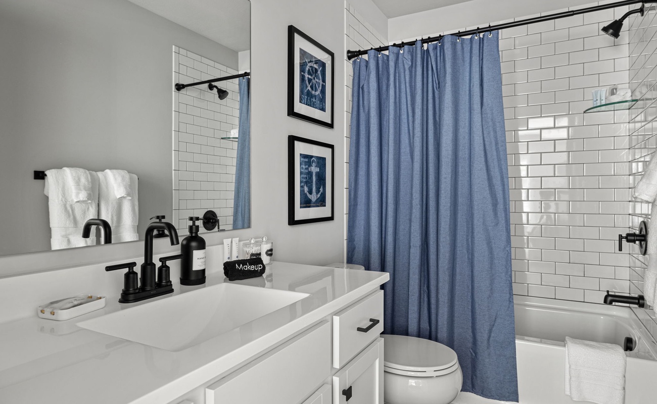 Sleek, stylish, and oh-so-inviting. This bathroom is pure bliss.