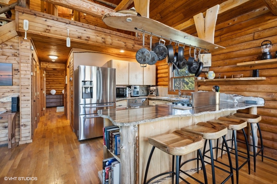 Whip up meals with stainless steel appliances and all the cookware you need.