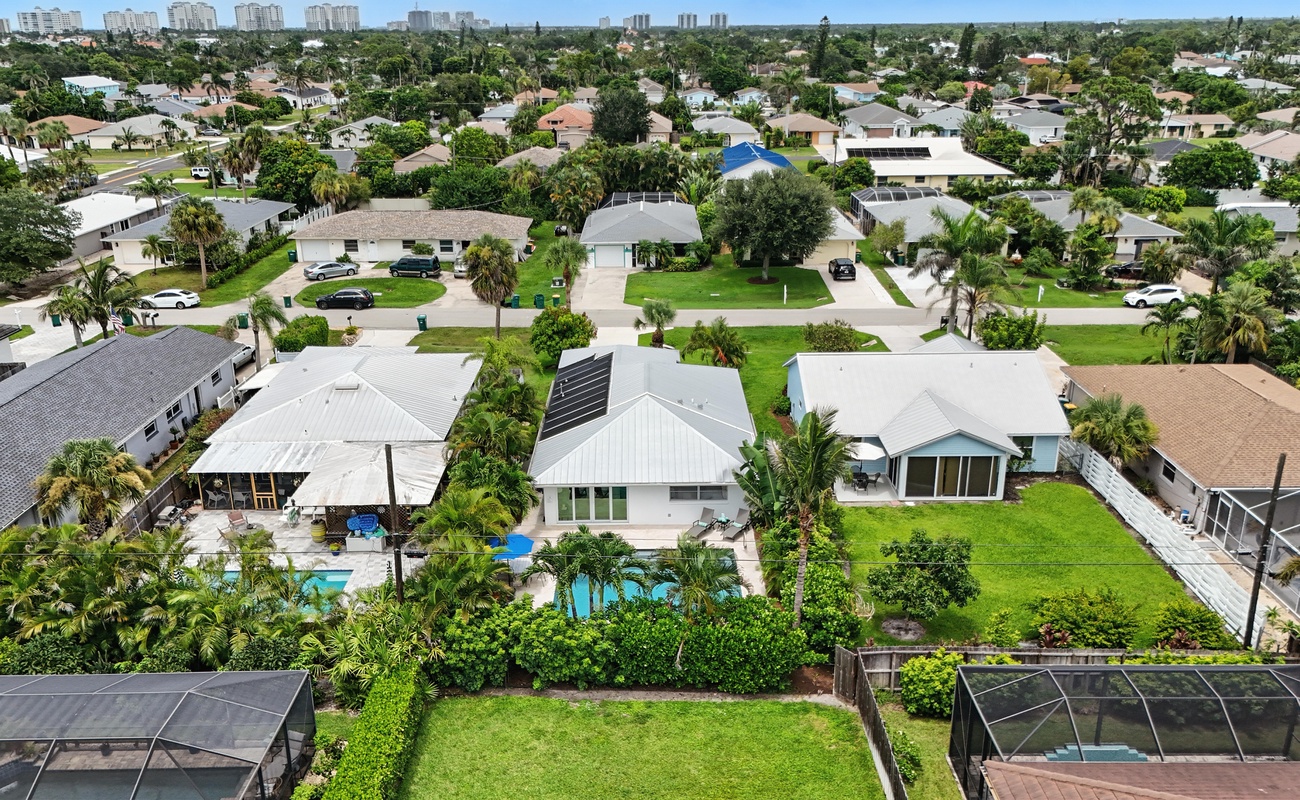 Centrally located with beach, dining & shops nearby.