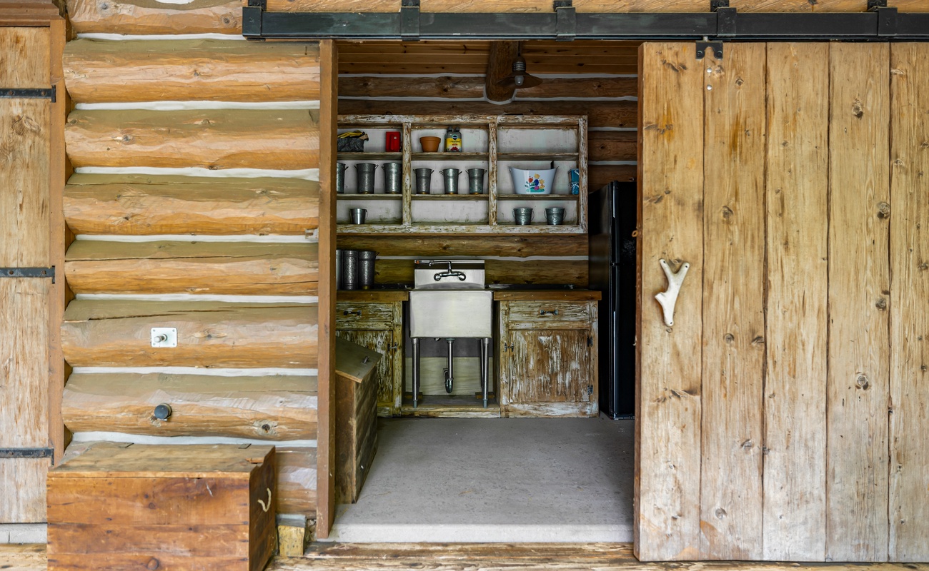 This cabin’s poolside kitchen is perfect for creating lasting moments