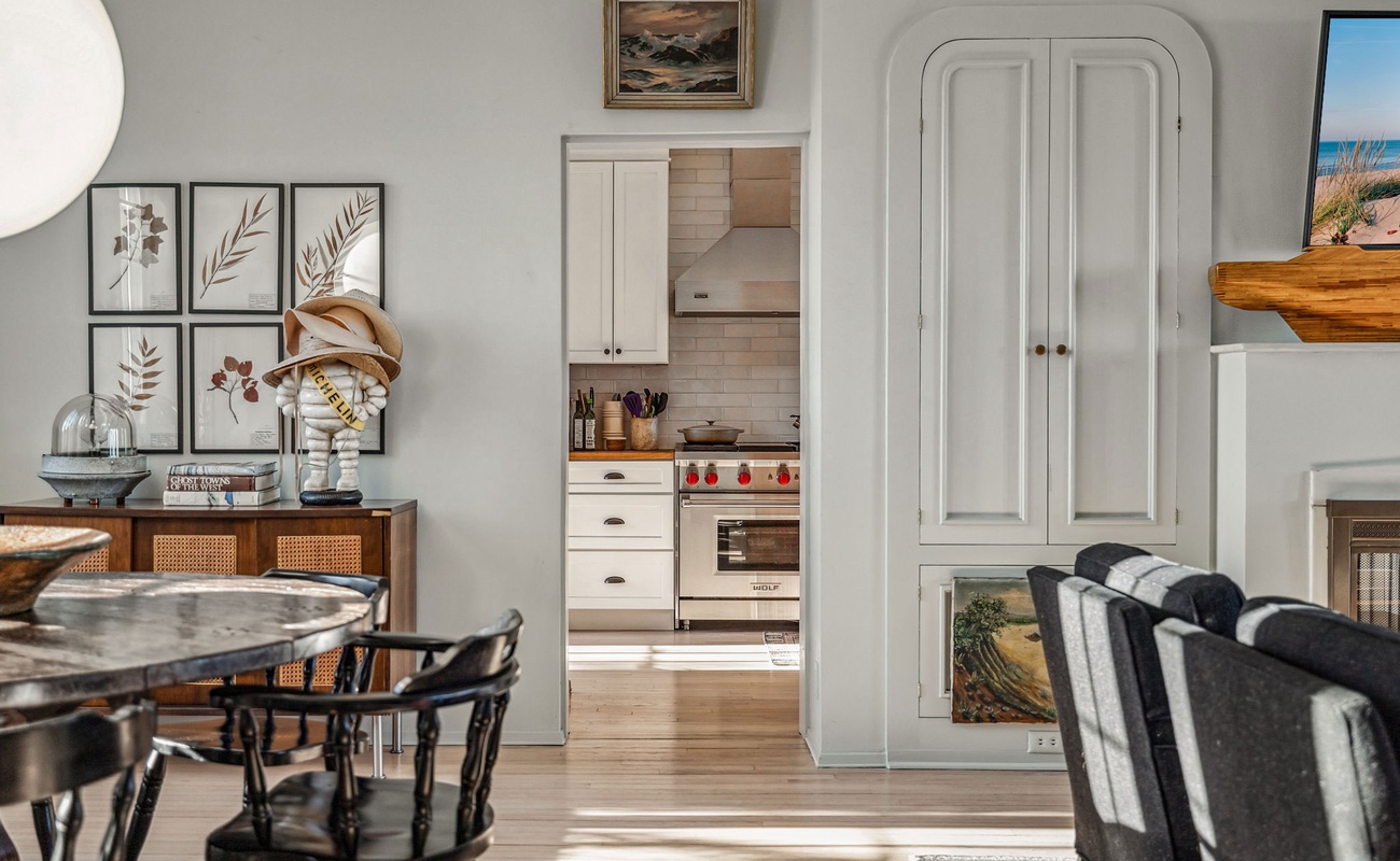 Neutral tones, thoughtful textures, and just a hint of drama—this space has it all.