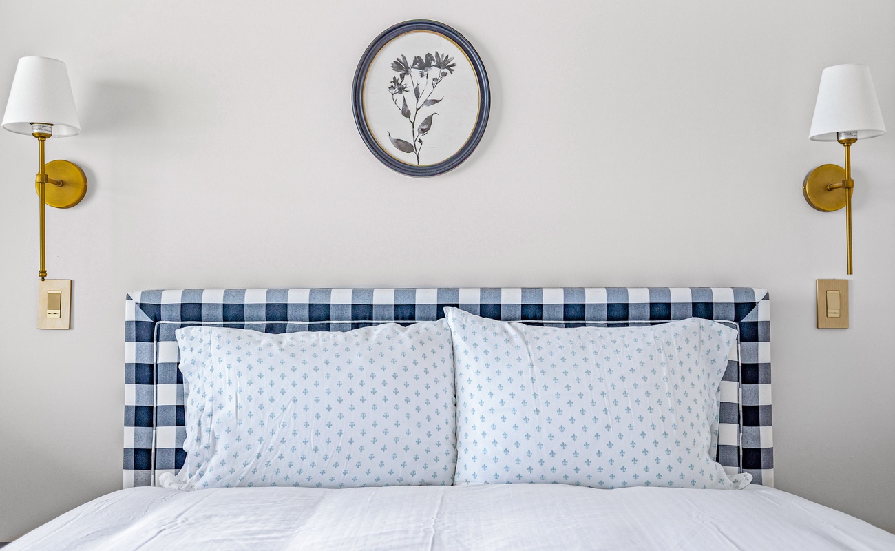 Fluffy pillows, soft light, and a checkered headboard that’s oh-so-cute!