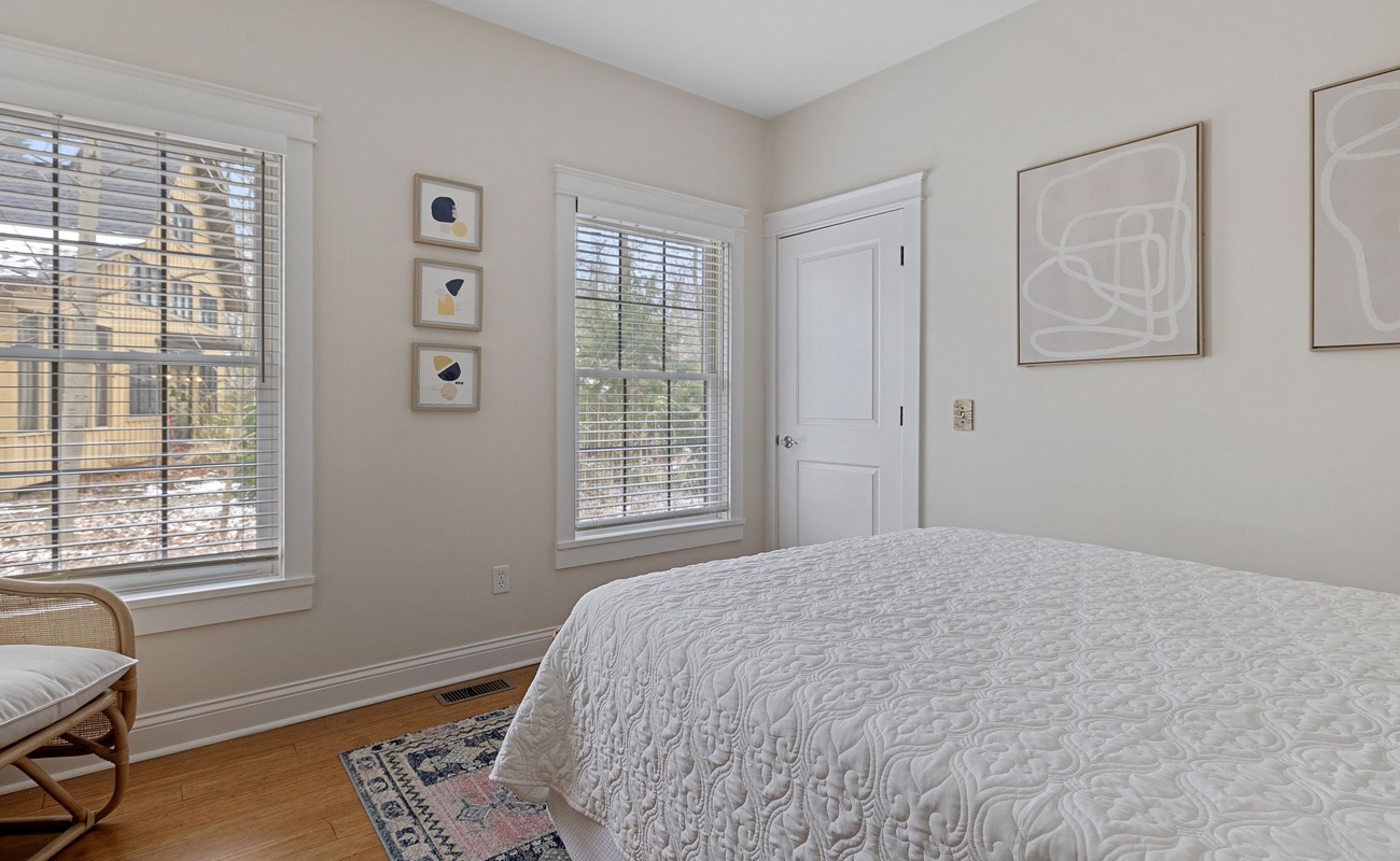 Comfortable, classy, cozy. We've got all three right here, People.