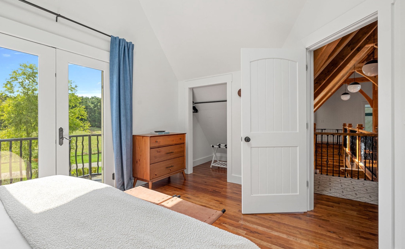 Waking up to nature and stepping into comfort—this space has it all.