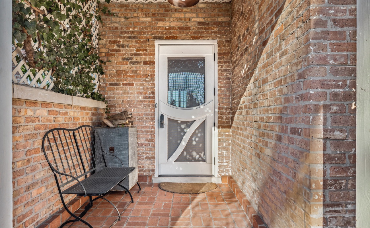 When your front door looks like it could lead to Narnia—or just the coziest home ever.