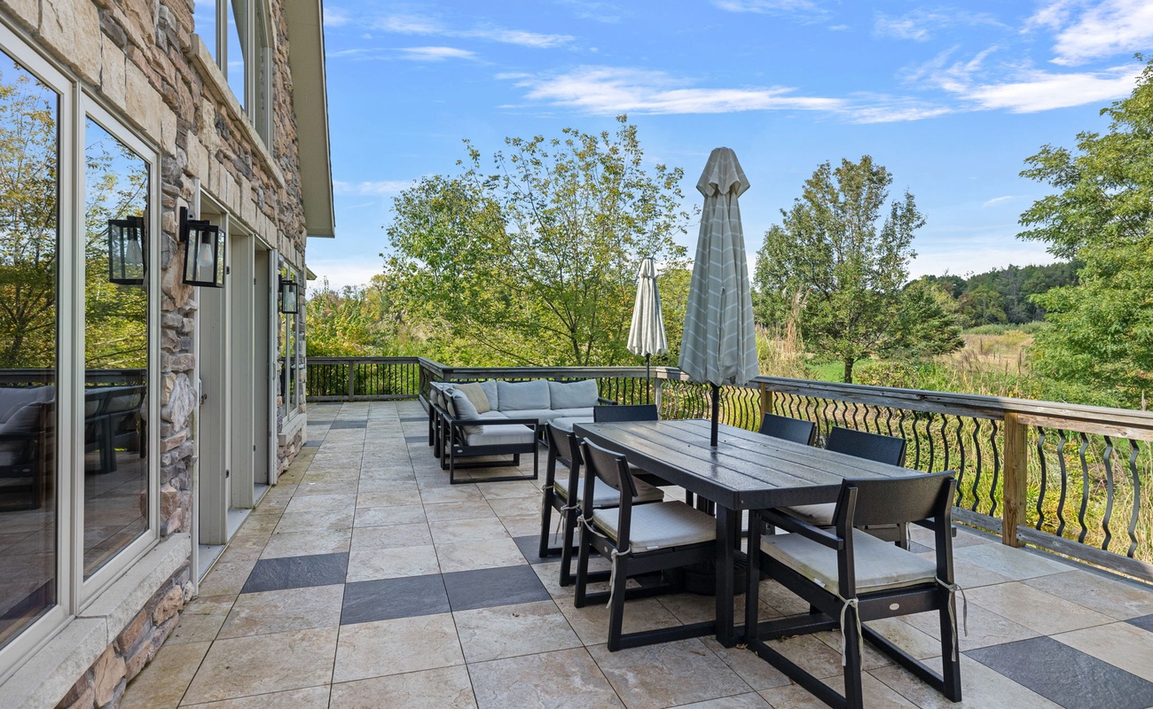 Sundays spent lounging here? Yes, please! Bring on the outdoor brunch.