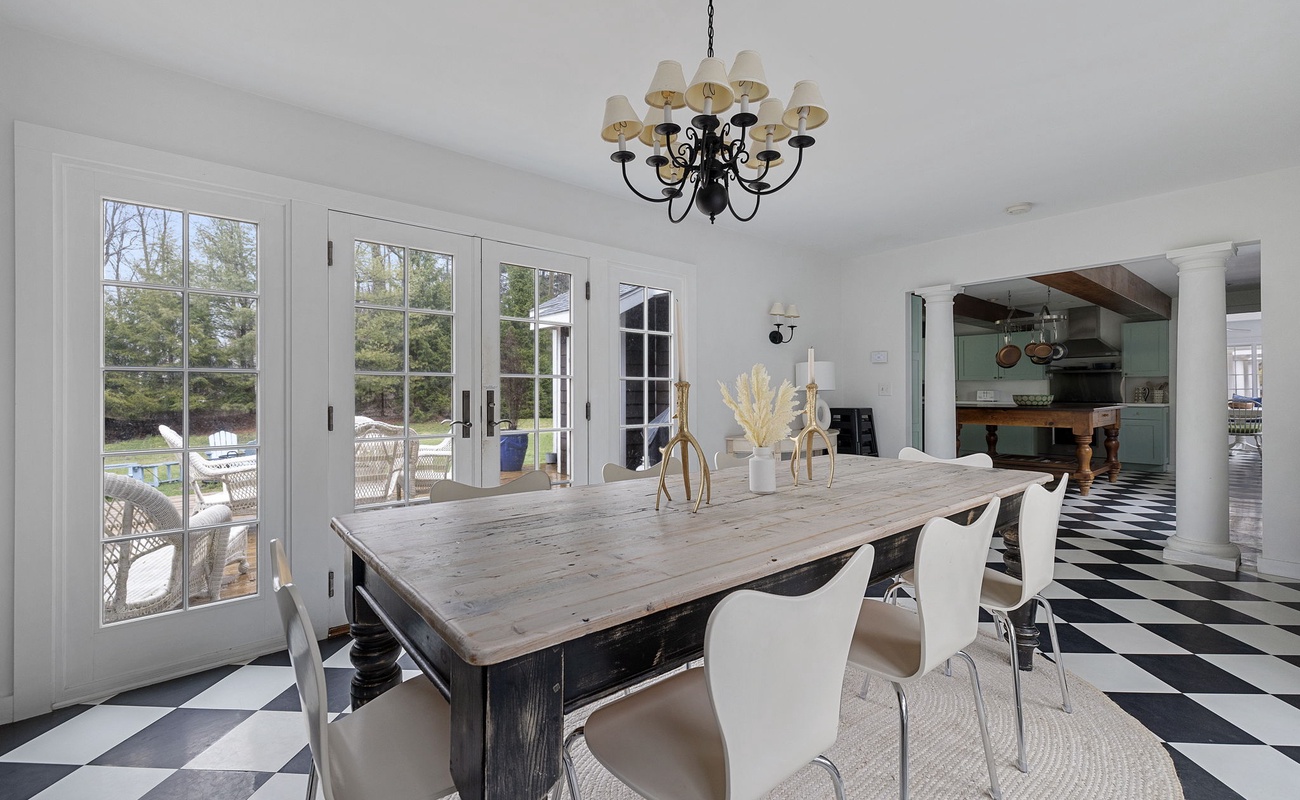 Transferring just-cooked meals from the kitchen to the dining table? No problem.