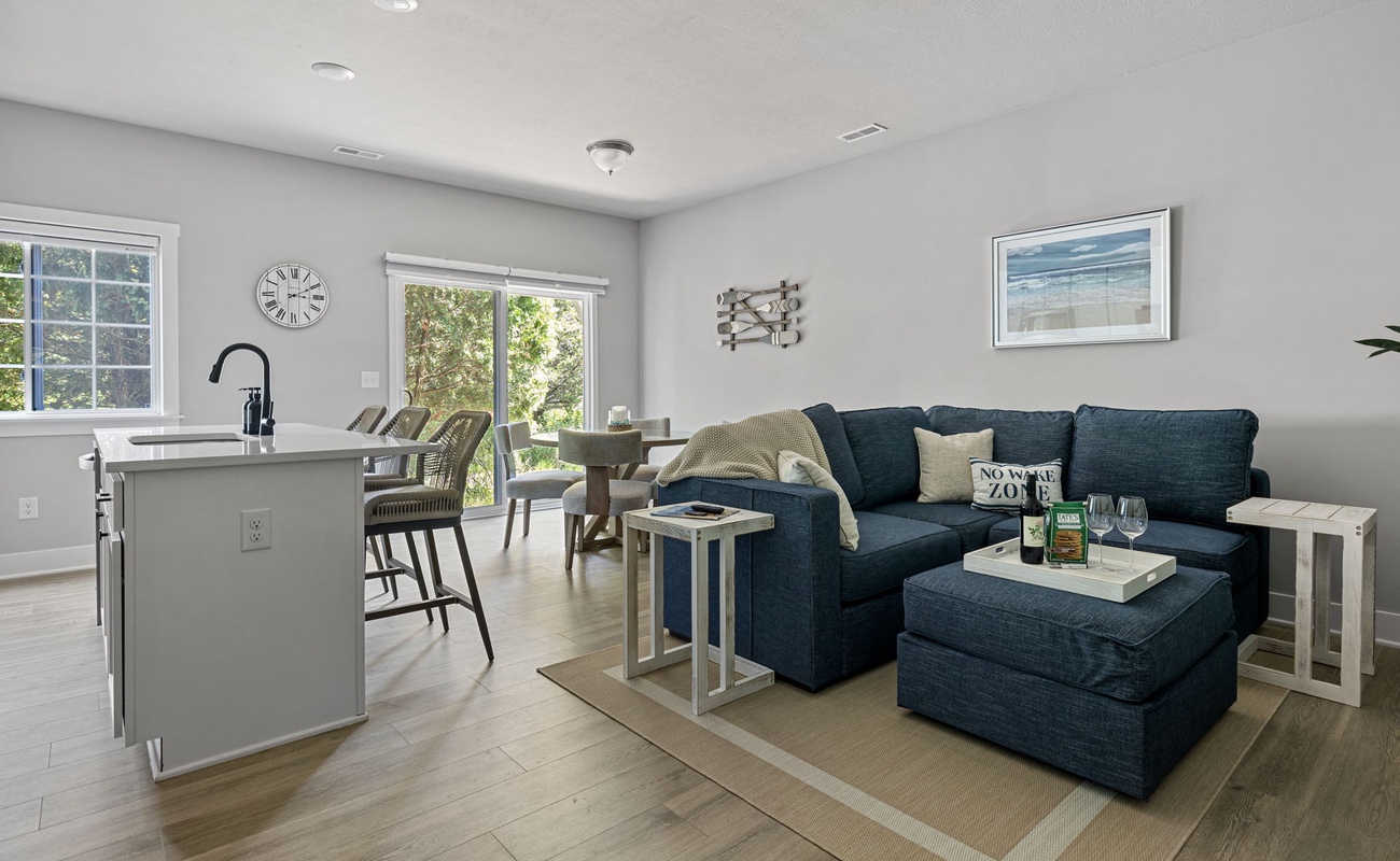 Gather in style and comfort in this bright, open living space!